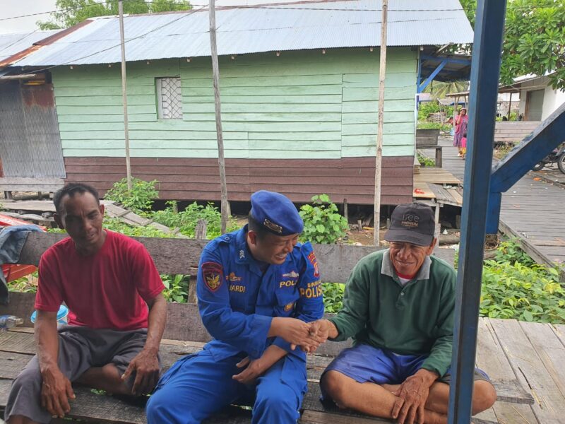 Polisi RW, Brigpol Januardi Sejaka, melaksanakan sambang ke Desa Pegatan, Kecamatan Katingan, Kuala Kabupaten Katingan, Minggu, 27 April 2025.(ist/Ditpolairud Polda Kalteng)