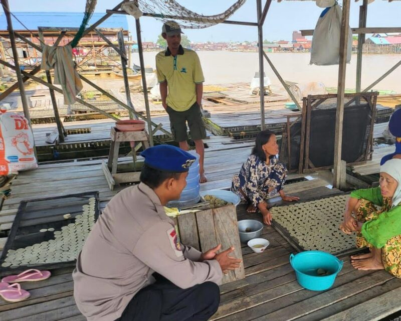 Personel Marnit Palangkaraya Ditpolairud Polda Kalteng, mengedukasi masyarakat sekitar, Rabu, 30 April 2025.(ist :  Ditpolairud Polda Kalteng) 