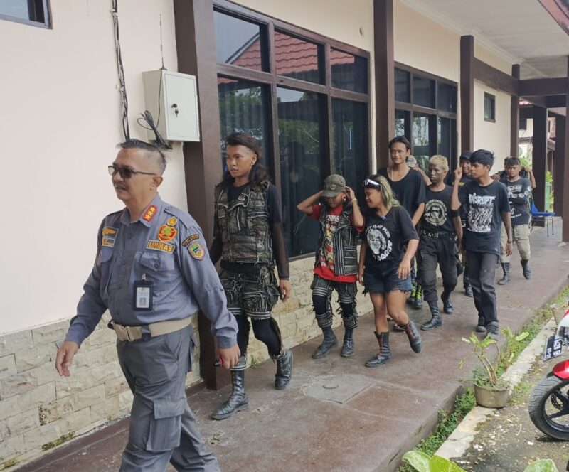 Satuan Polisi Pamong Praja (Satpol PP) Kabupaten Barito Utara, Kalimantan Tengah, menertibkan komplotan (geng) punk yang meresahkan publik, Kamis 9 Januari 2025.(tegaklurus.net/dor abram)  