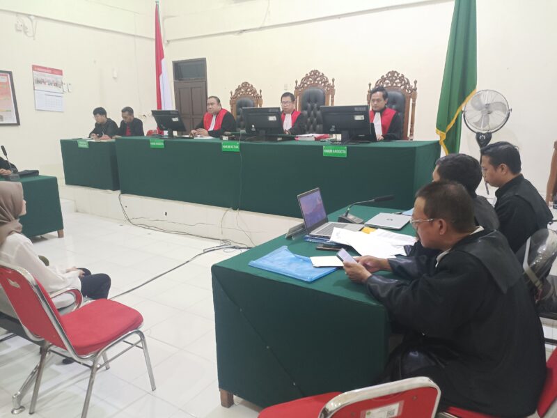 Tim penasehat hukum tiga terdakwa  politik uang di PN Muara Teweh.(tegaklurus.net/Melki)  