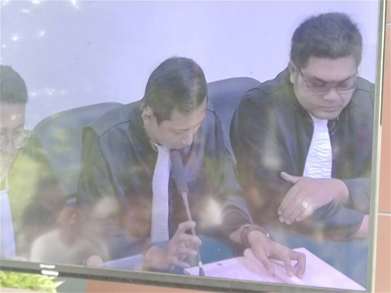 JPU Widha Sinulingga didampingi Bintang Ilham Pamungkas  dan Agung Cap Prawarmianto membacakan tuntutan terhadap tiga terdakwa perkara money politik di PN Muara Teweh, Kabupayen Barito Utara, Kalimantan Tengah, Selasa, 15 April 2025. (Tangkapan layar TV PN Muara Teweh)  