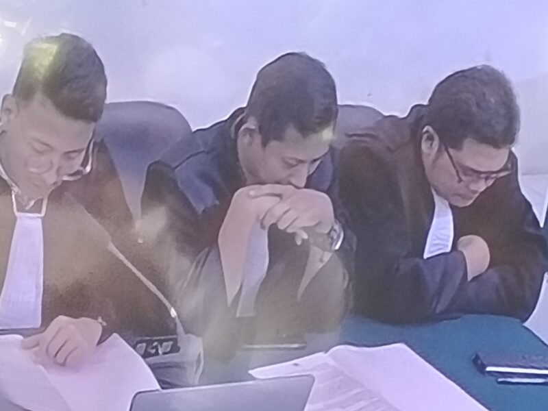 Jaksa Penuntut Umum (JPU) Bintang Ilham Pamungkas, membacakan tuntutan terhadap dua terdakwa perkara money politik di PN Muara Teweh, Kabupaten Barito Utara, Kalimantan Tengah, Selasa, 15 April 2025. (tangkapan layar TV PN Muara Teweh)