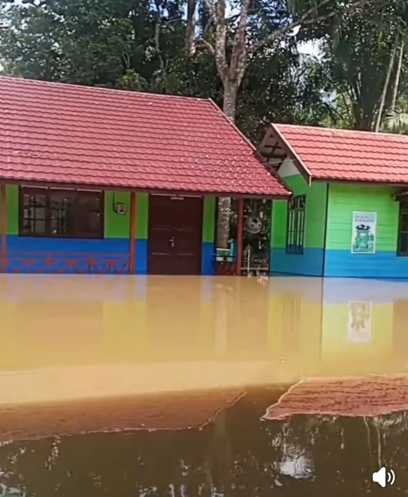 Banjir meluas pada 43 desa di sembilan kecamatan di Kabupaten Barito Utara, Kalimantan Tengah. Tampak banjir di SD Kamawen, Kecamatan Montallat.(Tangkapan layar FB Warga)