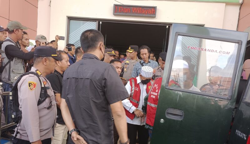Terdakwa I Rahmat Diatul Halim dan terdakwa II Haris Padilah dibawa ke Lapas IIB Muara Teweh usai pembacaan vonis, Senin, 21 April 2025.(tegaklurus.net/Melki)