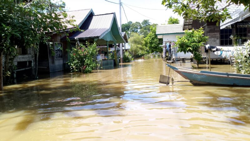 Banjir selama beberapa hari merendam 43 desa di sembilan kecamatan di Kabupaten Barito Utara, Kalimantan Tengah. Salah satu kondisi terparah di Desa Rubei, Kecamatan Montallat, karena semua rumah di desa ini terendam banjir.(Foto : Dok Pemdes Ruji) 
