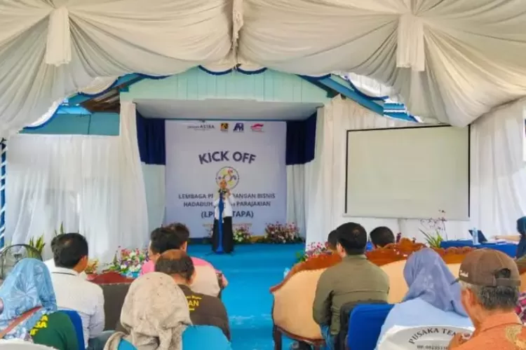 Sekretaris Disnakertranskop UKM Barito Utara, Sampurna Murni Yati, meresmikan LPB Hatapa di Desa Lemo II, Kecamatan Teweh Tengah, Rabu 5 Januari 2025.(tegaklurus.net/ist)  
