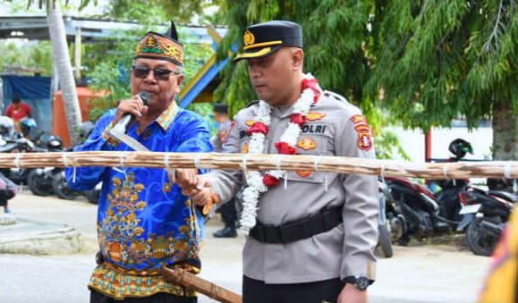 Upacara penyambutan Kapolres baru Barito Utara AKBP Singgih Febiyanto beserta istri, Minggu, 5 Januari 2025.(ist : tegaklurus.net) 
