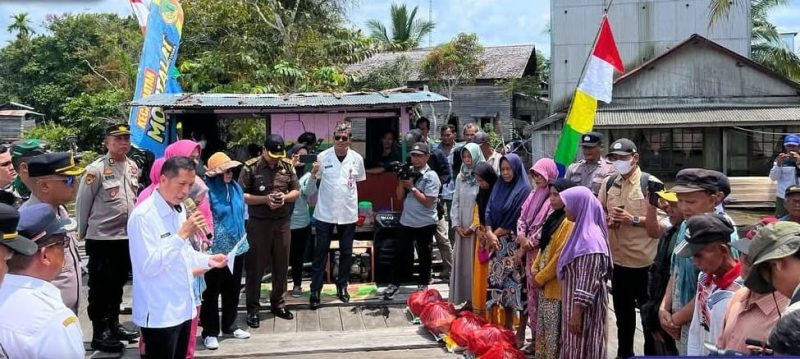 Pj Bupati Barito Utara Muhlis, mengecek dan menyalurkan vantuan kepada warga korban banjir.(ist/tegaklurus.net)