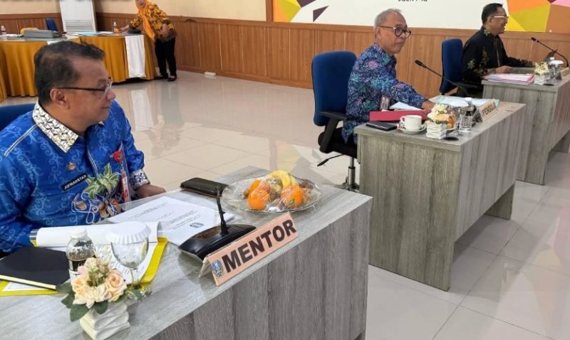 Pj Sekda Barito Utara  Jufriansyah, menjadi mentor bagi Kepala Dinas Sosial, Pemberdayaan Masyarakat dan Desa, Suparmi A. Aspian, Jumat, 25 April 2025.(ist :  Diskominfosandi Barito Utara)  