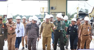 Pj Bupati Barito Utara Muhlis bersama rombongan melakukan kunker ke Perkasa Sawit Permai di Desa Hajak, Senin, 28 April 2025.(ist/Diskominfosandi Barito Utara)
