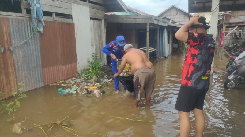 Personel Ditpolairud Polda Kalteng bersama warga Buntok, membersihkan sampah di pinggir Sungai Buntok, Kabupaten Barito Selatan, Kamis, 1 Mei 2025.(ist :  Ditpolairud Polda Kalteng) 