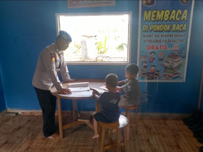 Para pelajar memanfaatkan fasilitas membaca buku baca buku di Pondok Baca Melek Huruf, Mako Perwakilan DAS Kahayan Bahaur Desa Tanjung Perawan Kecamatan Kahayan Kuala, Jumat, 2 Mei 2025.(ist/Ditpolairud Polda Kalteng)
