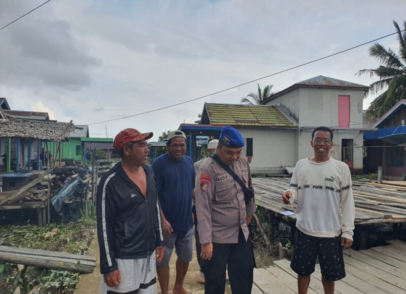 Personel Mako Perwakilan Pegatan Ditpolairud Polda Kalteng, menyambangi dan mengimbau warga DAS Katingan tentang bahaya narkoba, Jumat, 2 Mei 2025 pagi.(iat : Ditpolairud Polda Kalteng)