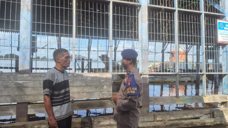 Berupaya menciptakan sekitar DAS Kapuas tetap bersih, personel Ditpolairud Polda Kalteng mengimbar warga jaga kebersihan lingkungan dann jangan menbuang sampah ke sungai, Jumat, 2 Mei 2025.(ist : Ditpolairud Polda Kalteng) 