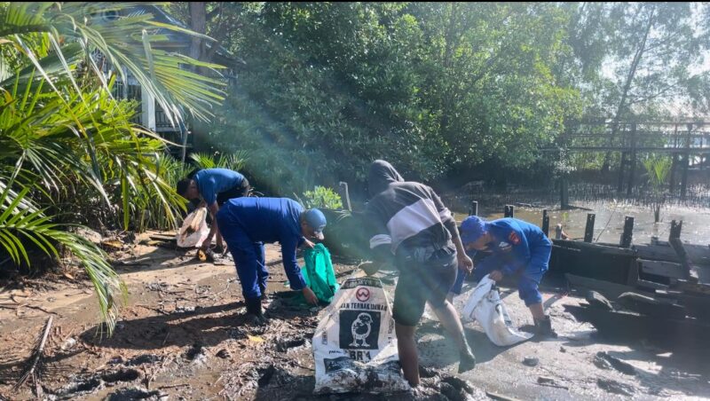 Personel Kapal Polisi XVIII - 2004 Ditpolairud Polda Kalteng bersama masyarakat Desa Kumai Hulu, melaksanakan giat sapu bersih sampah di pinggir Sungai Kumai, Sabtu, 3 Mei 2025.(ist : Ditpolairud Polda Kalteng)