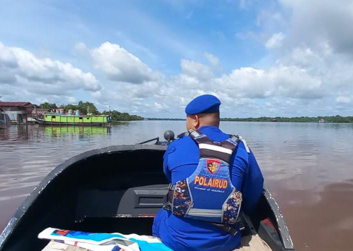 Personel Ditpolairud Polda Kalteng melaksanakan sambang warga dan patroli, Minggu, 4 Mei 2025.(ist  : Ditpolairud Polda Kalteng) 