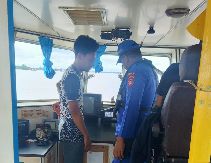 Personel Kapal Polisi XVIII-2006 (KP) Patroli Daerah Aliran Sungai (DAS) Ditpolairud Polda Kalteng, melaksanakan patroli rutin di sekitar Pelabuhan Pelindo III Cabang Sampit. Kabupaten Kotawaringin Timur, Minggu, 4 Mei2025.(ist/ Ditpolairud Polda Kalteng)