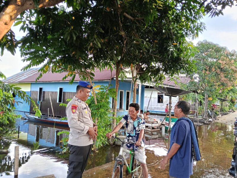 Personel Mako Perwakilan Palangkau Lama, melaksanakan patroli dialogis dalam rangka menjaga dan memelihara stabilitas kamtibmas tetap aman dan kondusif di bantaran Sungai Barito, Kabupaten Kapuas, Senin, 5 Mei 2025.(ist : Ditpolairud Polda Kalteng) 