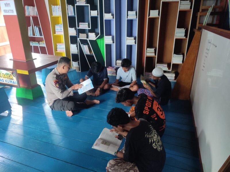 Personel Ditpolairud Polda Kalteng, membimbing belajar  anak-anak pesisir di Mako Perwakilan Kumai Desa Sungai Kapitan, Kecamatan Kumai, Kabupaten  Kobar, Kalteng, Rabu, 7 Mei 2025.(ist/Ditpolairud Polda Kalteng) 