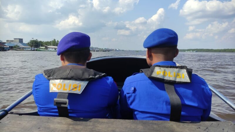 Personel KP XVIII-2004 DAS Kumai jajaran Ditpolairud Polda Kateng, melaksanakan patroli dialogis untuk mewujudkan dan memastikan situasi aman dan kondusif, Kamis, 8 Mei 2025.(ist/Ditpolairud Polda Kalteng) 