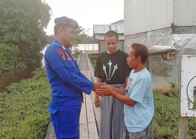 Ditpolairud Polda Kalteng  Mako Perwakilan DAS Arut, mengajak masyarakat mewujudkan keamanan dan ketertiban lingkungan bersama-sama di Desa Tanjung Terantang, Kabupaten Kotawaringin Barat, Kamis (8/5/2025) siang.(ist/Ditpolairud Polda Kalteng) 