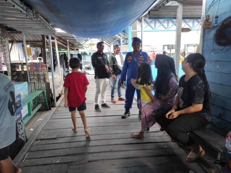 Personel Marnit Palangkaraya Ditpolairud Polda Kalteng, melakukan pendekatan kepada masyarakat, lalu mengidentifikasi masalah yang mincul.(ist : Ditpolairud Polda Kalteng) 