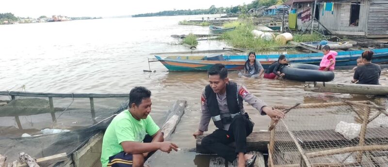 Personel KP XVIII-2001 Ditpolairud Polda Kalteng melaksanakan sambang kepada masyarakat di bantaran Sungai Barito, Kabupaten Barito Selatan, Minggu, 11 Mei 2025.
(ist : Ditpolairud Polda Kalteng)