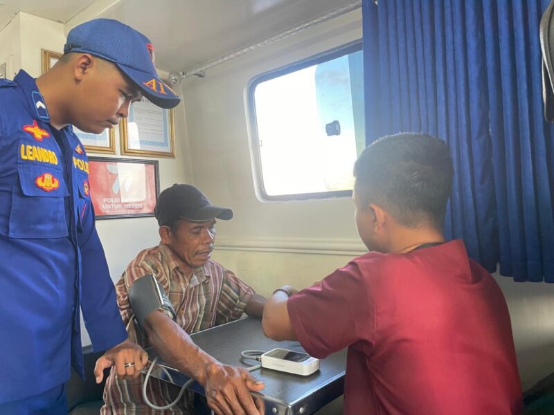 Kapal Polisi XVIII -2004 Ditpolairud Polda Kalteng disulap menjadi klinik dan perpustakaan apung, guna melayani kepentingan warga pesisir di Kabupaten Kotawaringin Barat, Selasa, 13 Mei 2025.(ist : Ditpolairud Polda Kalteng)
