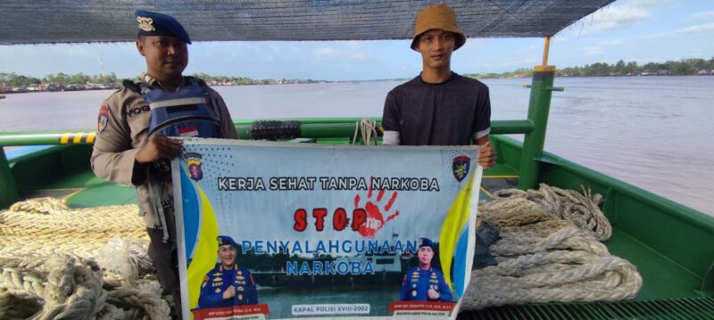 Personil Kapal Polisi XVIII-2006 patroli Daerah Aliran Sungai (DAS) Mentaya Dirpolairud Polda Kalteng, melaksanakan patroli rutin di sekitar Pelabuhan Pelindo III Cabang Sampit. Kabupaten Kotawaringin Timur, Rabu, 14 Mei  2025.(ist/Ditpolairud Polda Kalteng) 