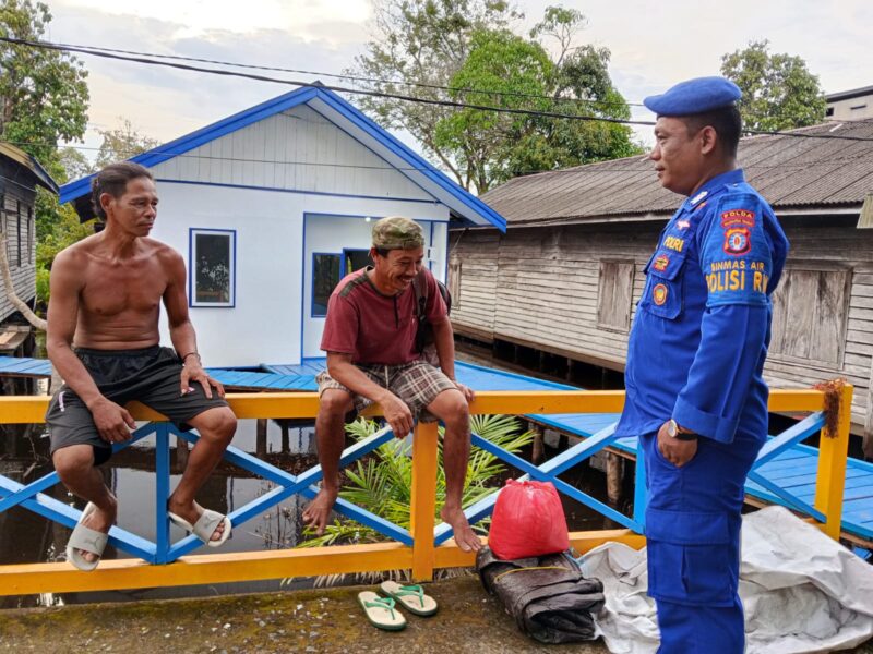 Polisi RW, Bripka Epen L Samosir sedang memberikan pesan kamtibmas kepada warga Desa Palangkau Lama, Kabupaten Kapuas, Kamis, 15 Mei 2025.(ist : Ditpolairud Polda Kalteng)