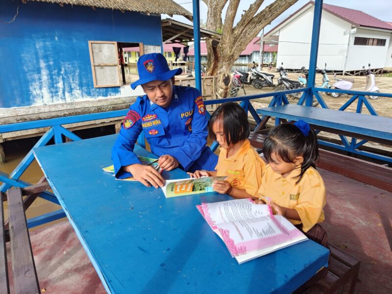 Ditpolairud Polda Kalteng menyediakan Pondok Baca di Palangkau Baru, Kabupaten Kapuas, berisi berbagai macam buku bacaan, Sabtu, 17 Mei 2025.(ist : Ditpolairud Polda Kalteng)