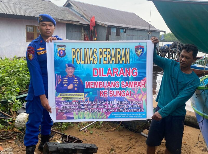 Personel Ditpolairud Polda Kalteng di Daerah Aliran Sungai (DAS) Seruyan mengimbau masyarakat, agar tak membuang sampah ke sungai. Kegiatan ini berlangsung di beberapa titik strategis sepanjang aliran sungai di Kabupaten Seruyan, Minggu, 18 Mei 2025.(ist/Ditpolairud Polda Kalteng) 