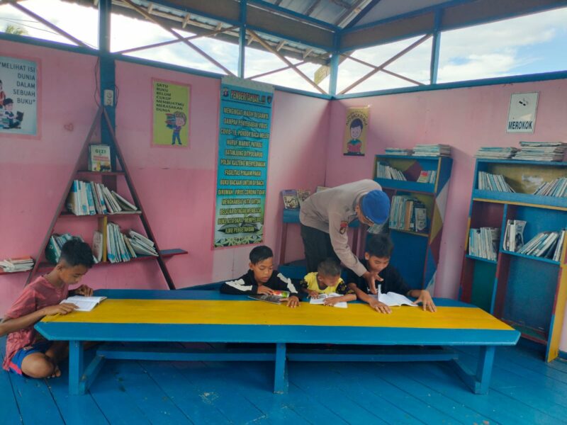 Ditpolairud Polda Kalteng melalui Mako Perwakilan Batanjung, tetap setia melayani anak-anak membaca buku, meski sudah era digital, Senin, 19 Mei 2025.(ist : Ditpolairud Polda Kalteng)