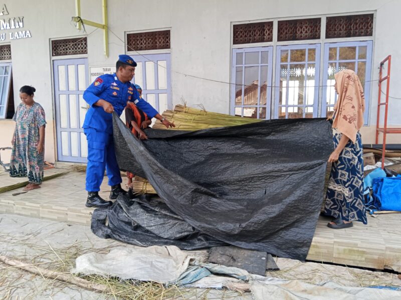 Ditpolairud Polda Kalteng melalui Mako Perwakilan Palangkau Lama, membantu kegiatan masyarakat Desa Palangkau Lama, Kabupaten Kapuas, Selasa, 20 Mei 2025.(ist : Ditpolairud Polda Kalteng) 