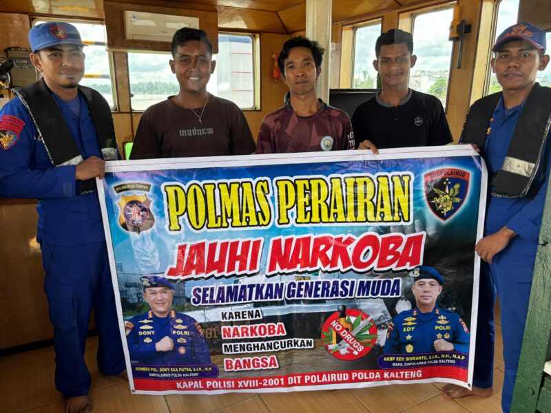 Ditpolairud Polda Kalteng, melalui jajaran Kapal Polisi (KP) XVIII - 2001 patroli  Daerah Aliran Sungai (DAS) Barito, khususnya wilayah Pelabuhan Buntok, mengIngatkan kepada para awak kapal tentang bahaya narkoba, Rabu,  21 Mei 2025 pagi.(ist : Ditpopairud Polda Kalteng) 
