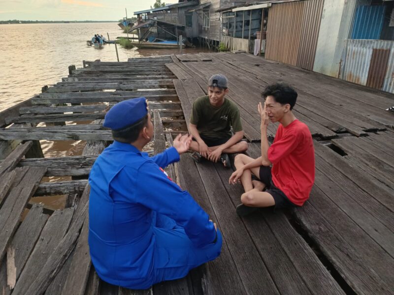 Kapal Patroli Polisi XVIII-2002 di DAS Kahayan rutin melaksanakan giat sambang dan memberikan imbauan kepada masyarakat dan pelayar, Sabtu (24/5/2025).(ist : Ditpolairud Polda Kalteng) 
