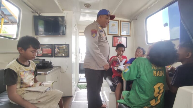 Ditpolairud Polda Kalteng melalui jajaran khususnya Kapal Polisi XVIII-2004, menyulap kapal patroli menjadi perpustakaan terapung, demi mendukung pendidikan anak-anak yang berada di DAS Kumai, Desa Sungai Kapitan, Kecmatan Kumai, Kabupaten Kotawaringin (Kobar), Rabu, 28 Mei 2025.(ist : Ditpolairud Polda Kalteng)