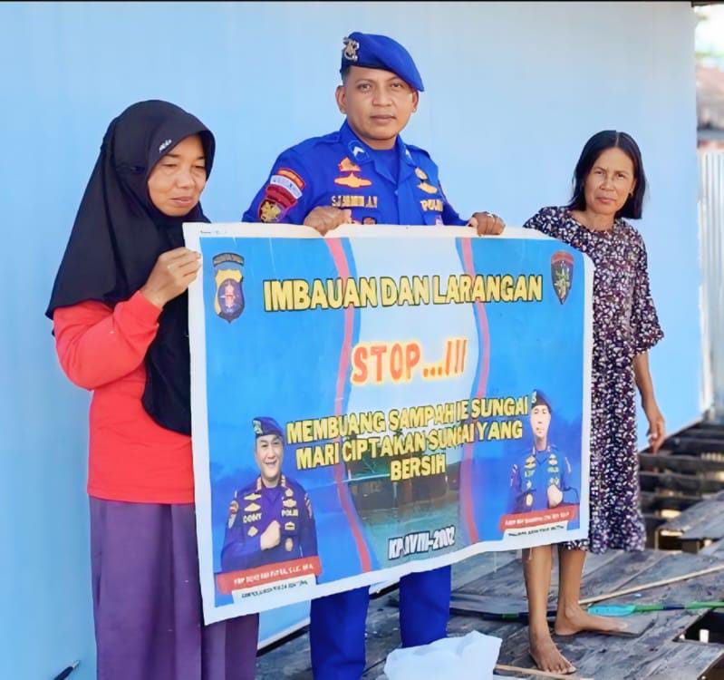Ditpolairud Polda Kalteng melalui Kapal Patroli XVIII-2002, rutin memberikan imbauan kepada masyarakat jangan membuang sampah ke sungai, agar terhindar dari bencana alam di Kabupaten Pulang Pisau, Kamis, 29 Mei 2025.(ist : Ditpolairud Polda Kalteng)