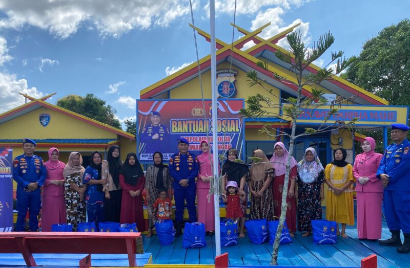 Dirpolairud Kombes Pol Dony Eka Putra dan rombongan memberikan bantuan sosial (bansos) kepada masyarakat di Kecamatan Kapuas Murung, Kabupaten Kapuas, Kamis, 29 Mei 2025.(ist : Ditpolairud Polda Kalteng)