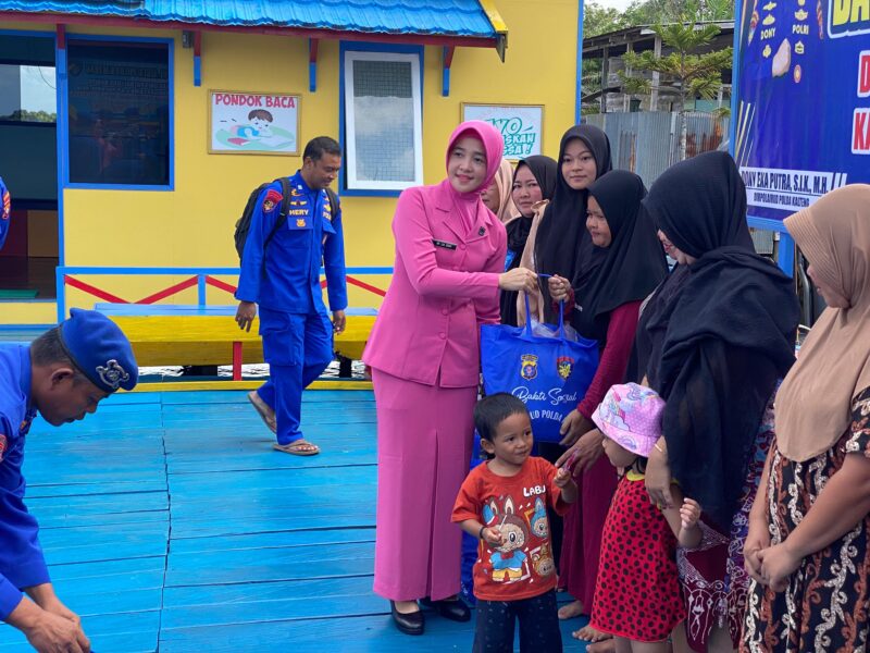Mako Perwakilan Palangkau Lama dikunjungi Dirpolairud Polda Kalteng Kombes (Pol) Dony Eka, serta menyalurkan bantuan sosial kepada masyarakat perairan, Jumat, 30 Mei 2025.(ist/Ditpolairud Polda Kalteng)