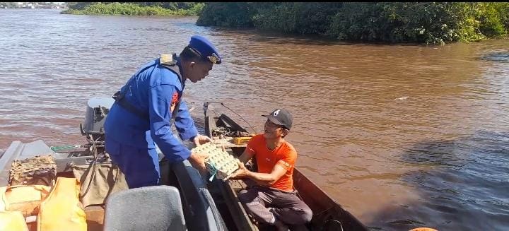 Ditpolairud Polda Kalteng melalui KP XVIII-1004 memberikan bantuan sosial kepada masyarakat yang membutuhkan di Kelurahan Ketapang, Kecamatan Mentawa Baru Ketapang, Kabupaten Kotawaringin Timur, Sabtu, 31 Mei 2025.(ist/Ditpolairud Polda Kalteng)