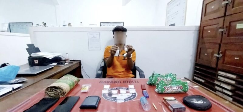 Tersangka RS alias R (22), warga Desa Hajak, Kecamatan Teweh Baru.(ist : Si Humas Polres Barito Utara) 