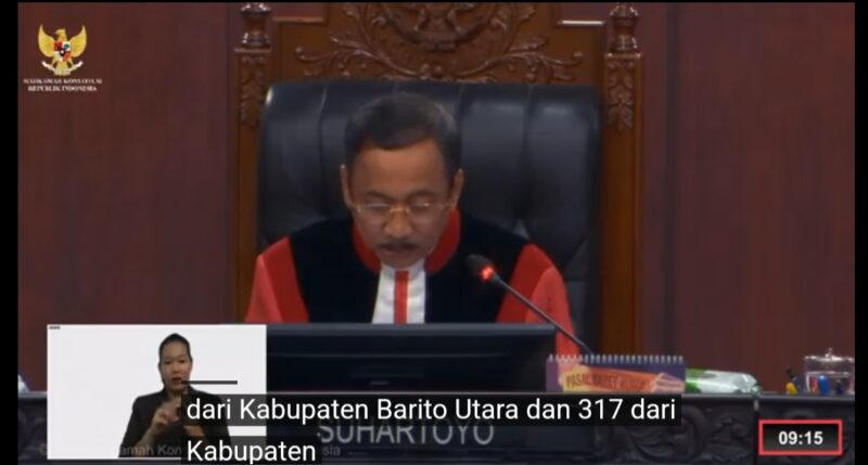 Ketua Hakim MK Suhartoyo saat membacakan putusan sela atas tujuh perkara PHPU, termasuk PHPU Kada Barito Utara, Senin, 5 Mei 2025.(capture sidang MK)