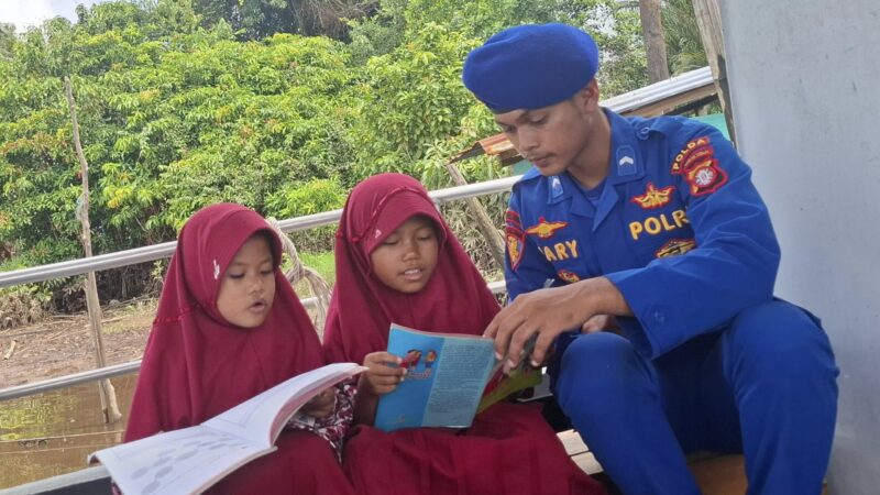 Ditpolairud Polda Kalteng menyediakan Kapal Melek Huruf 2005, dalam upaya meningkatkan minat baca  warga pesisir, termasuk para  murid Sekolah Dasar (SD) di Sampit, Selasa (13/5/2025).(ist/Ditpolairud Polda Kalteng) 
