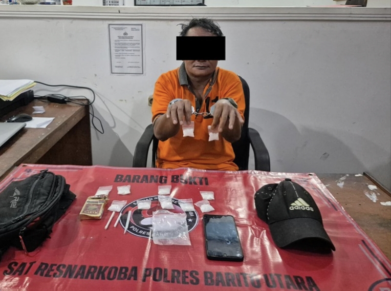 Terangka pengedat sabu, YL (43), warga Kabupaten Murung Raya dan barbuk sabu 55,14 Gram.(ist : Si Humas Polres Barito Utara) 