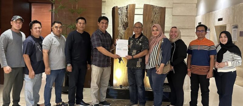 Bakal paslon Shalahuddin-Felix bersama Gogo Purman Jaya dan pimpinan koalisi parpol pengusul/pengusung.(ist : tegaklurus.net)