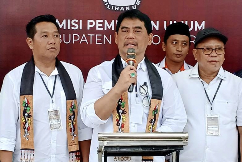 Bakal paslin bupati dan wabup Barito Utara, Shalahuddin dan Felix Tingan didampingi Ketua Tim Kampanye Gogo Purman Jaya memberikan keterangan pers di Muara Teweh, Jumat, 30 Mei 2025.(Melki/tegaklurus.net)