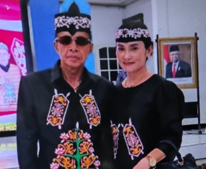Tokoh Dayak Tewoyan Suria Baya dan Lusi Suria Baya.(ist : Dok pribadi Suria Baya)