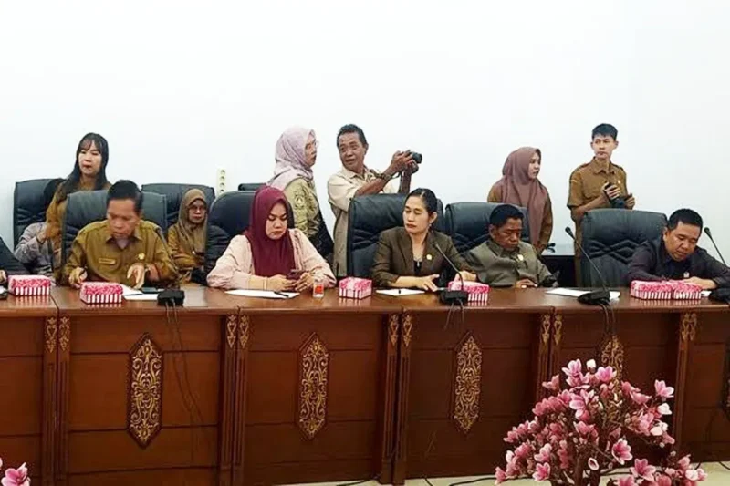 DPRD Barito Utara menerima perwakilan hononer yang mengadukan nasibnya.(Heri/tegaklurus.net) 