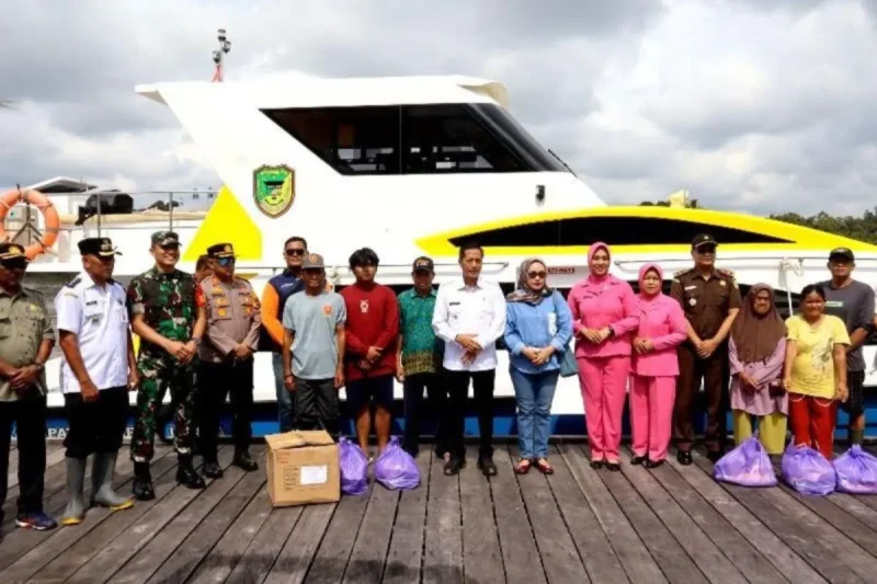 Pj Bupati Barito Utara dan rombongan menyerahkan bantuan kepada warga terdampak banjir di delapan kecamatan.(ist/tegaklurus.net)